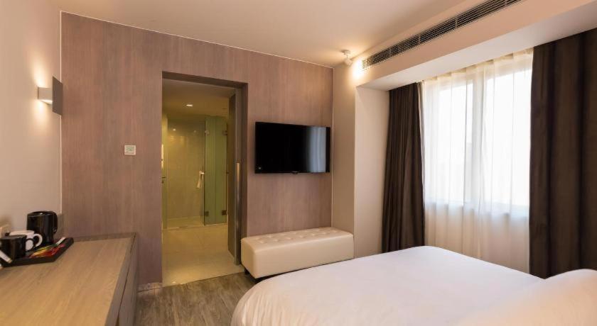 Jinjiang Metropolo Xujiahui Nanhuating Hotel 4*