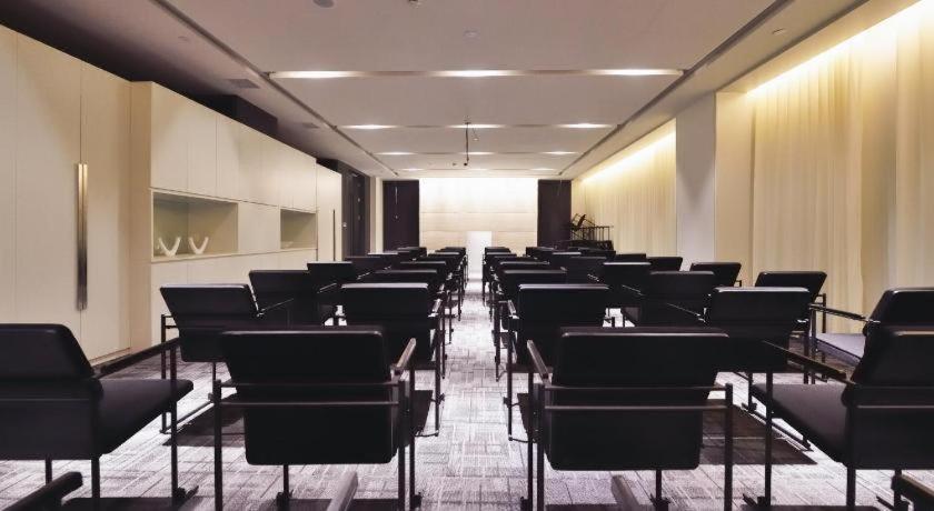 Jinjiang Metropolo Xujiahui Nanhuating Hotel 4*