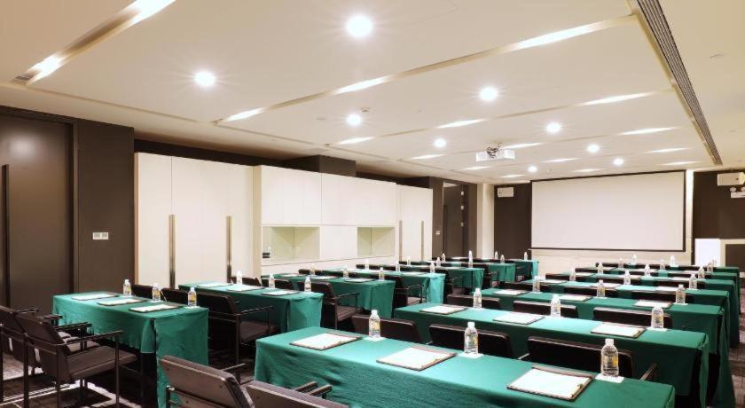 Jinjiang Metropolo Xujiahui Nanhuating 4*
