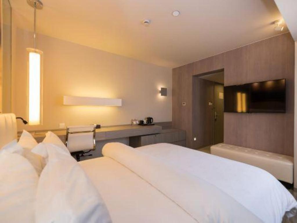 Jinjiang Metropolo Xujiahui Nanhuating Hotel 4*