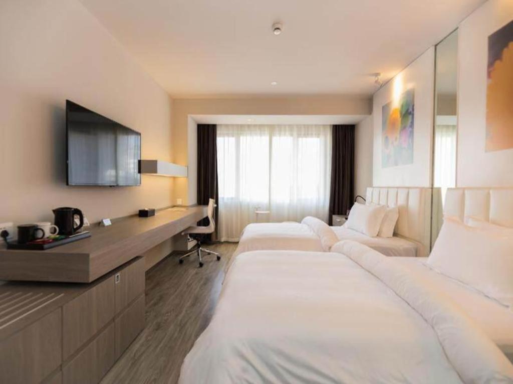 Jinjiang Metropolo Xujiahui Nanhuating Hotel 4*